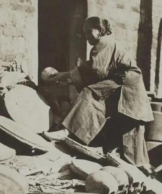 她是清朝刽子手的妻子，那些在刑场上被斩下、无人领回的头颅，最终都会被丈夫带回家，