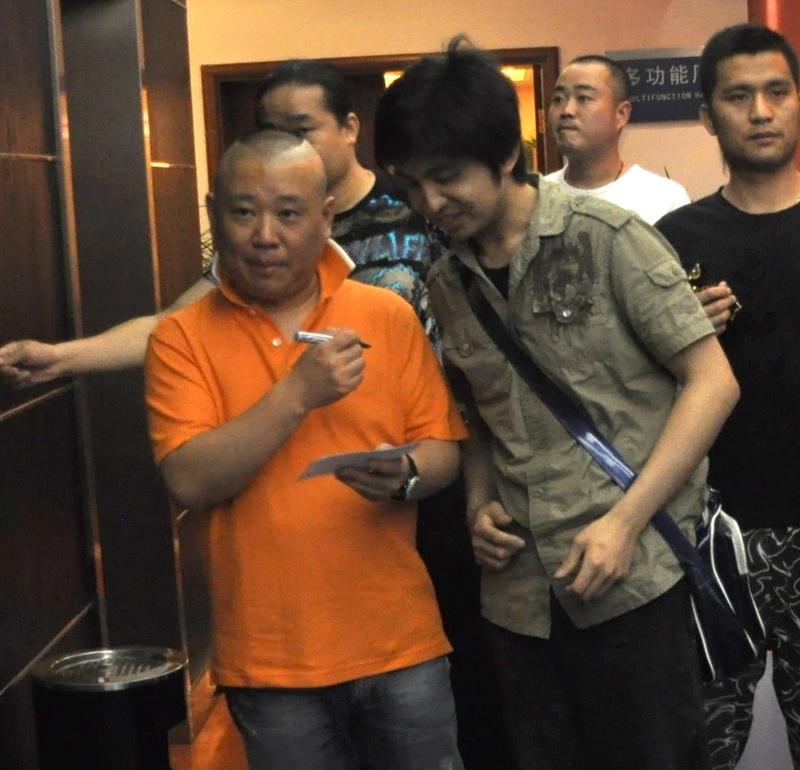 郭德纲和于谦谁财富更多还真不好说。有说法称于谦身价超郭德纲。
早年，他俩外出商演