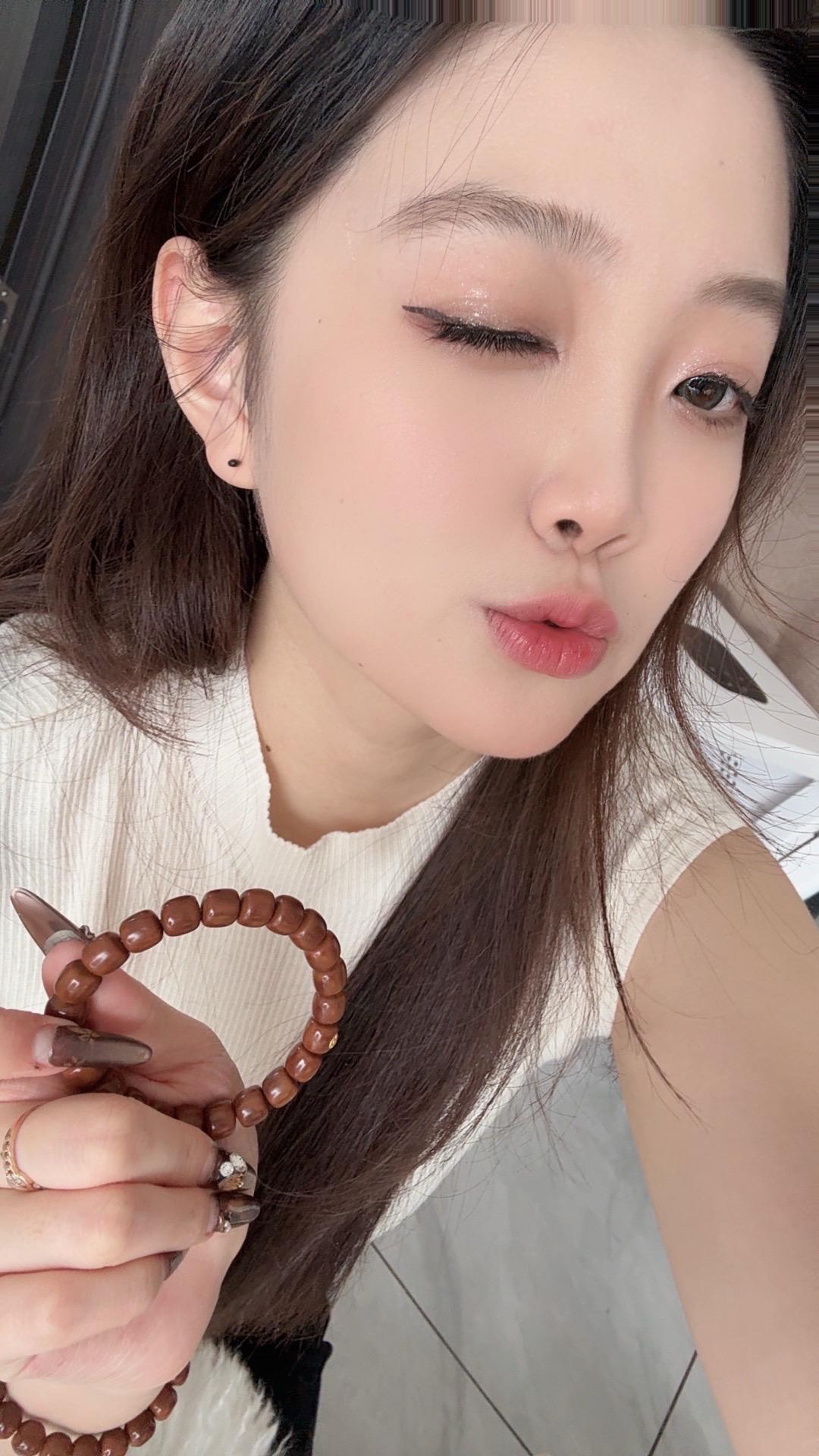 “人的一生应当有许多停靠站，我但愿每一个站台都有一盏雾中的灯”