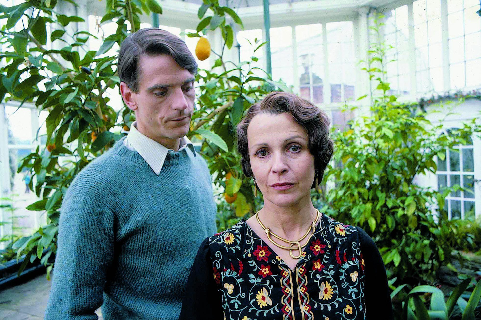 安利一位英国女演员——克莱尔·布鲁姆她是卓别林的《舞台春秋》里的女主角，由此成名