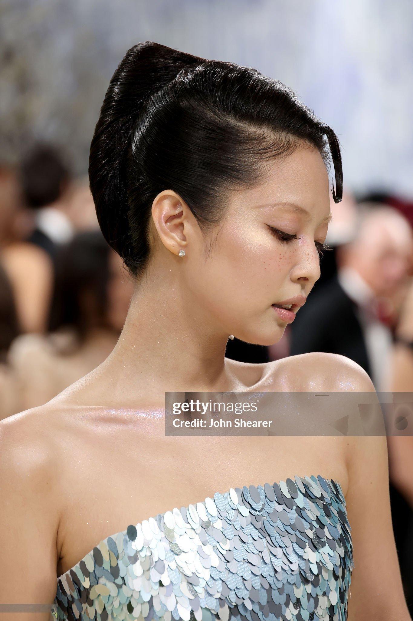 Jennie的妆容我蛮喜欢的，细柳淡眉本身就考验驾驭力，本次造型整体是在做减法，
