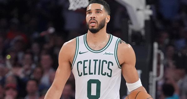 波士顿凯尔特人当家球星杰森·塔图姆周一上午进行了长达一小时的公开训练，这是他在去