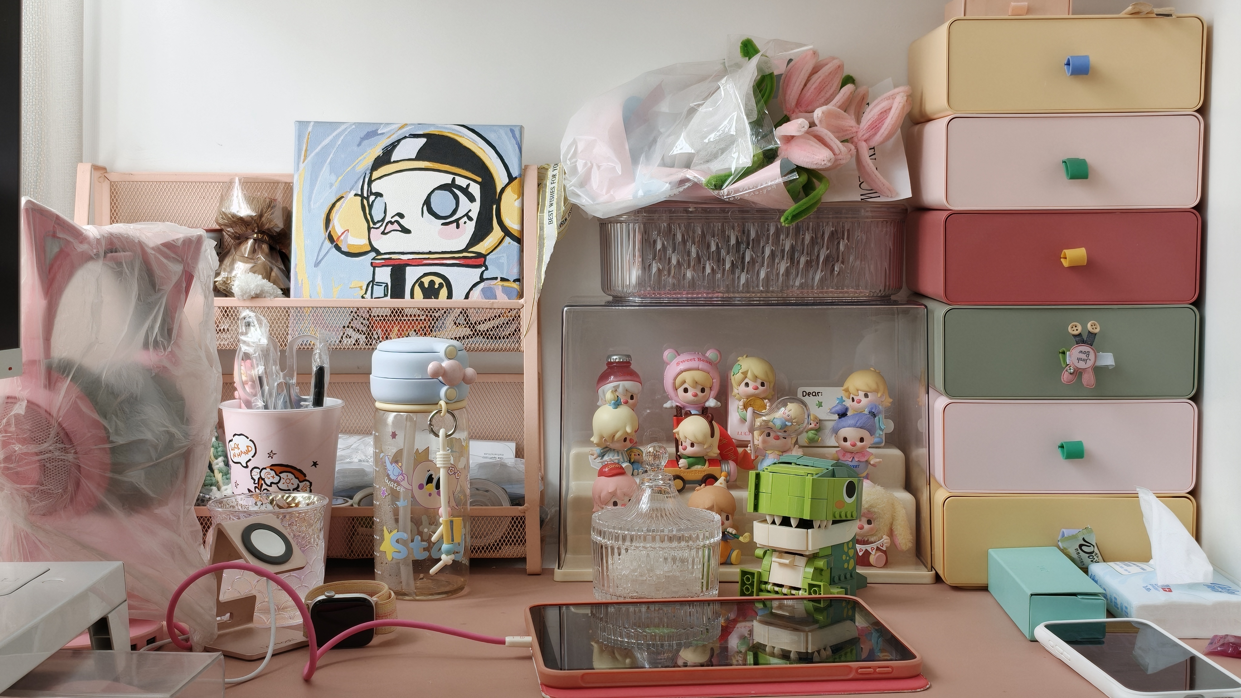 我的电脑桌侧面 vs 老婆的电脑桌侧面一黑一粉