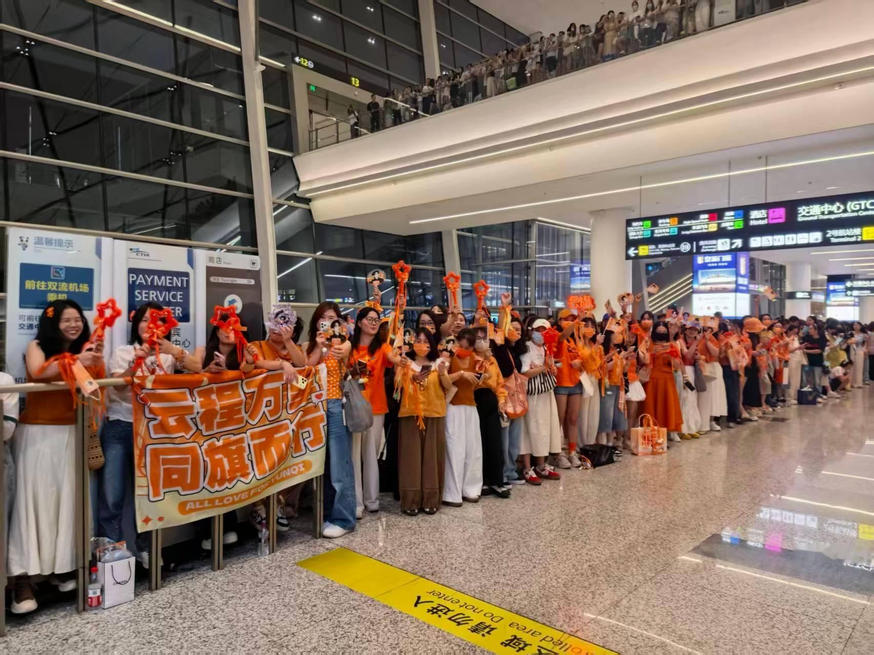 演唱会上普唯个个恨不得拿超大灯牌和一人手持多根亮棒来挽尊回来接机这几根丝又拉超大