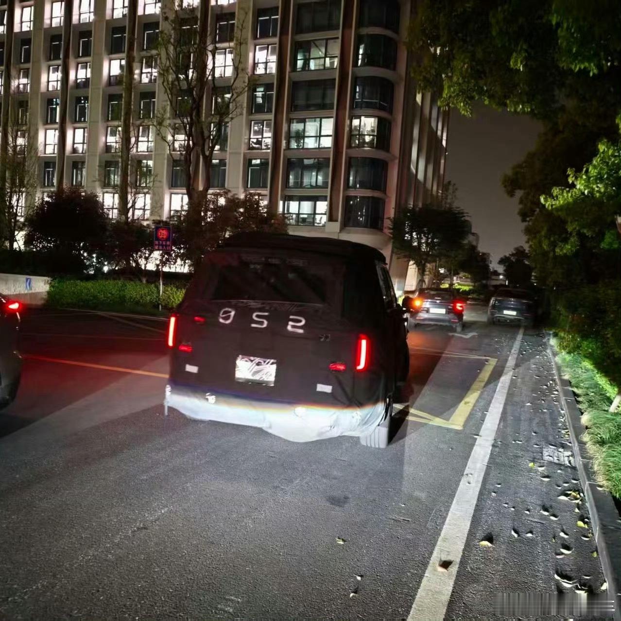 小米昆仑YU9的尾灯用一句话形容就是军儿的车被开走了小米汽车小米增程小米yu9