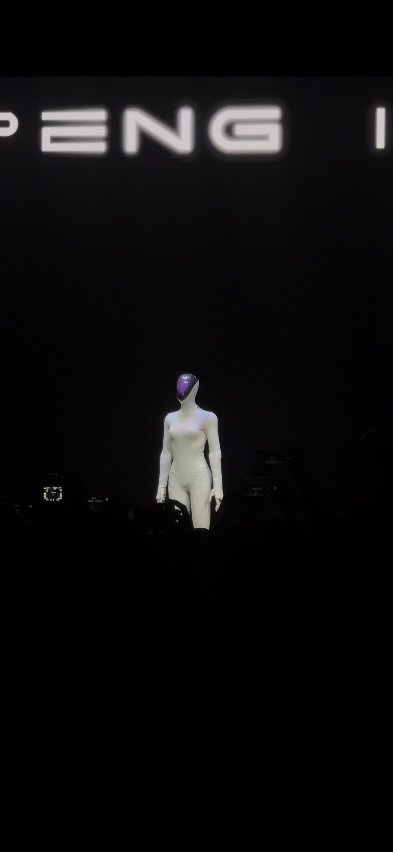 小鹏发布会上的机器人都在质疑是人扮的，我其实也演了半天，除了身材没那么像外，他们