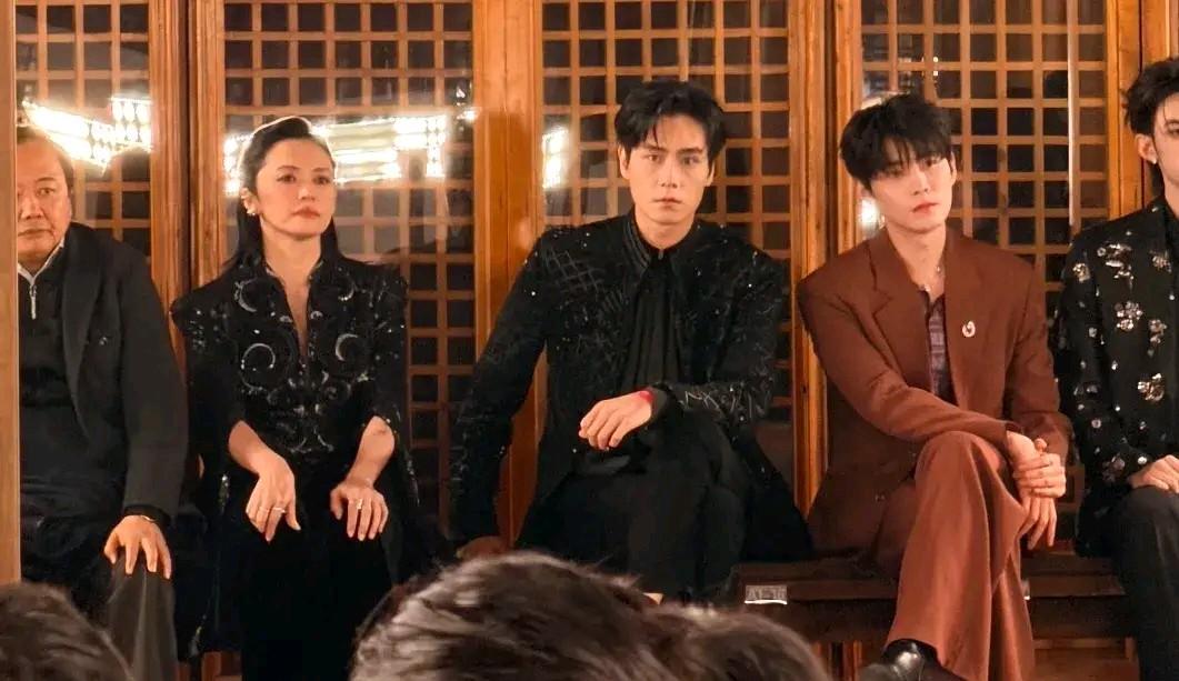 姚晨离婚后首露面！全程冷脸避嫌年轻男星，身形暴瘦状态引热议
 
离婚风波刚落，又