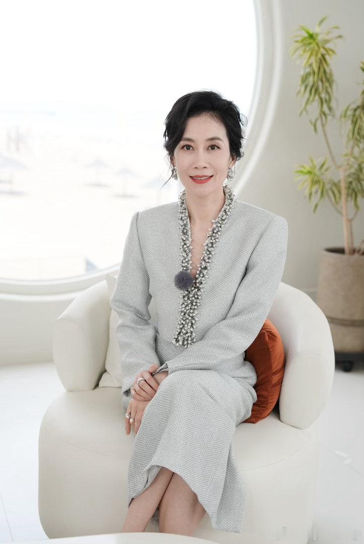 温峥嵘热度断层领跑温峥嵘的演技真的扎实！《迷墙》里能看出她对舞台的认真，每个眼神