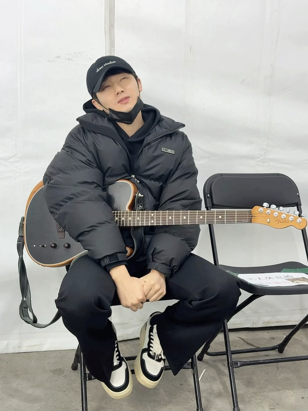 蒋敦豪凌晨一点收工的蒋敦敦给孩子困的都快睡着了😴Cr： ​​​