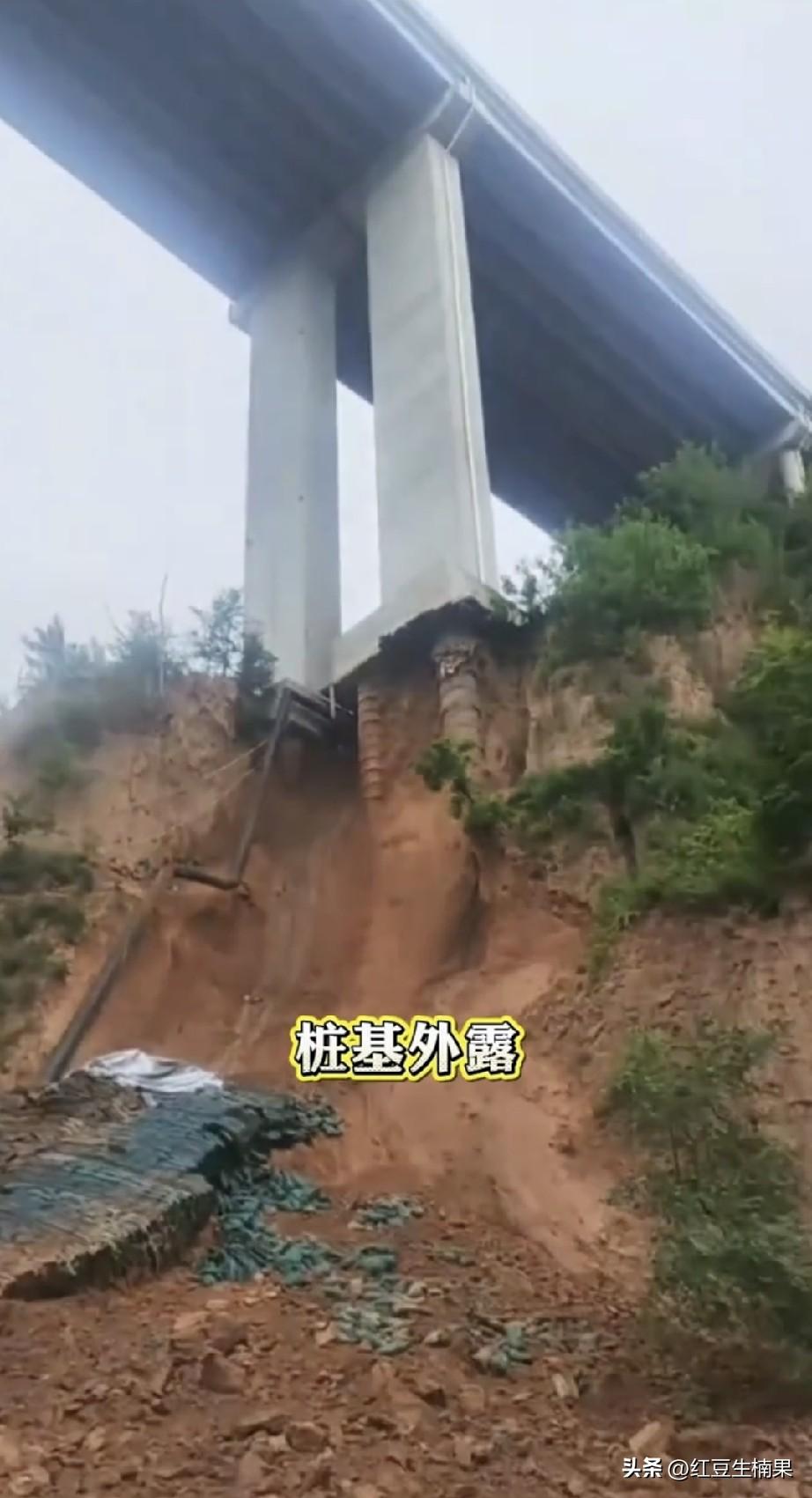 三门峡金水河大桥，因为持续下大雨桥墩打的地基桩直接暴露在外。
照片可以看到，桥墩