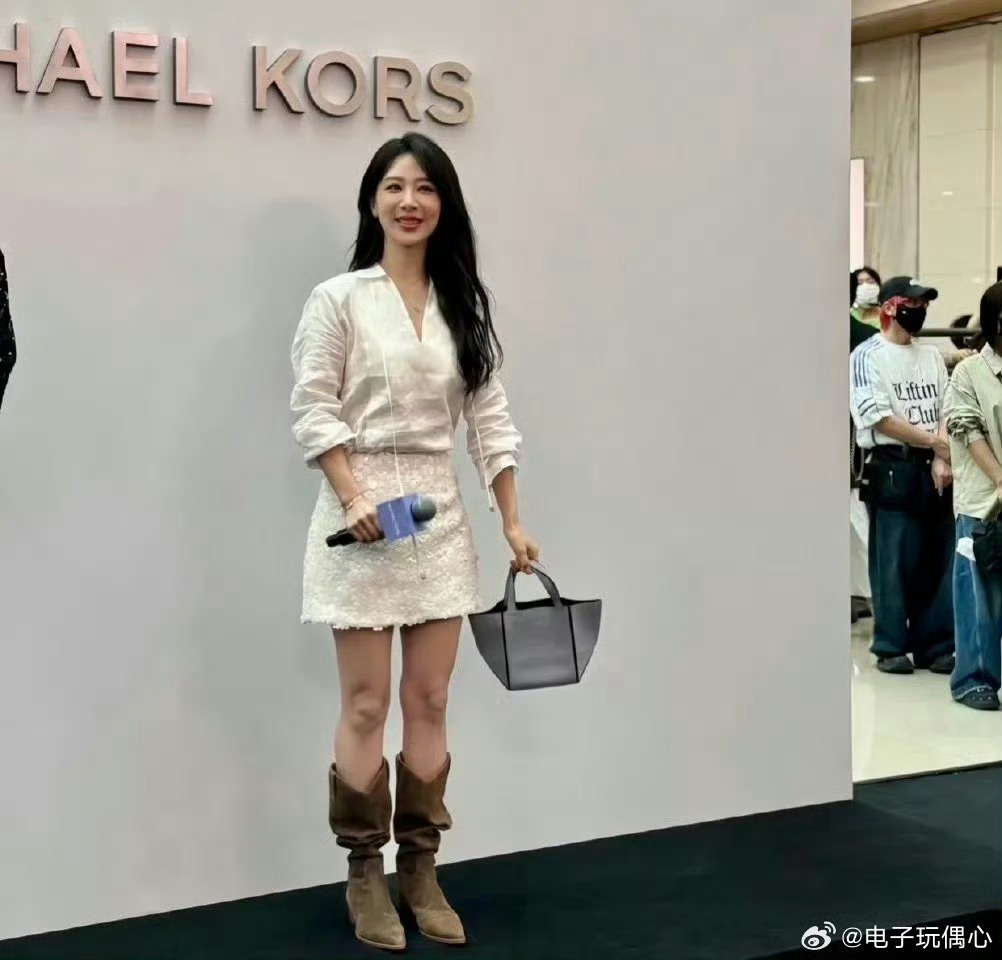 杨紫线下生图太真实了，这颜值真的太吸睛了 