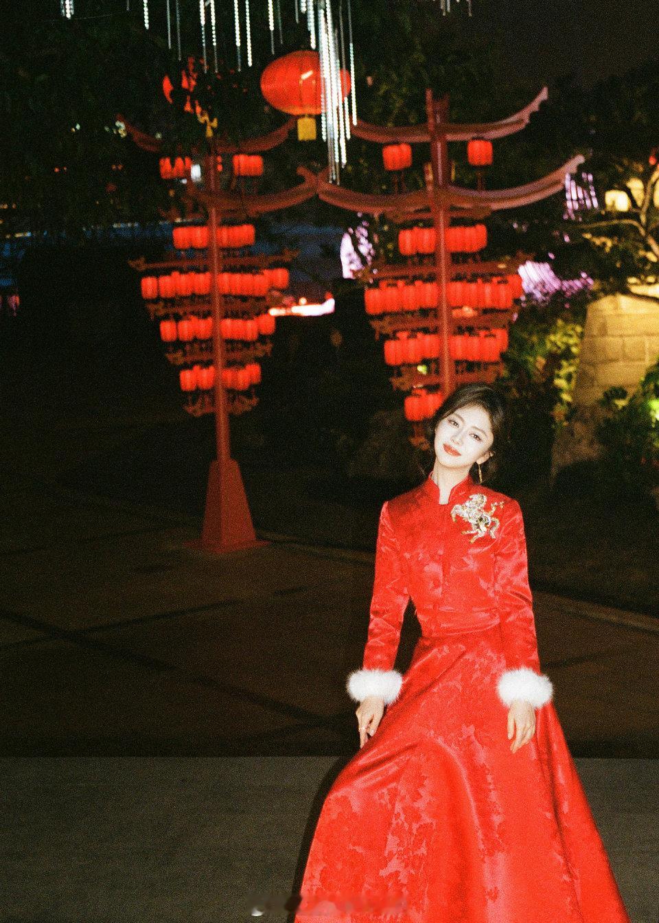 谭松韵好喜庆 宜宾分会场因为谭松韵变得格外喜庆！《立上游》被她唱得灵动又欢快，看