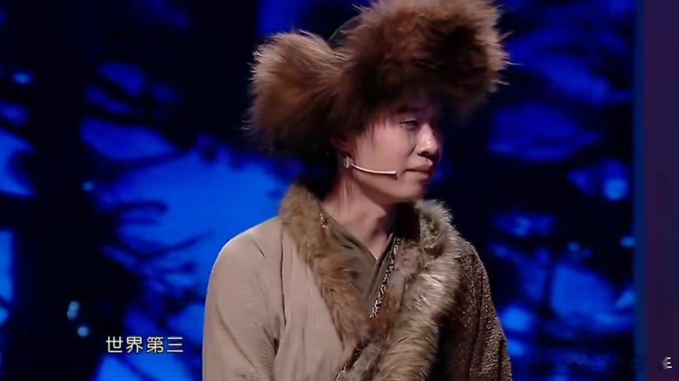 张呈紧急帮雷淞然闭麦雷淞然现场上头非要唱“张白”，越唱越收不住，张呈光速出手强行