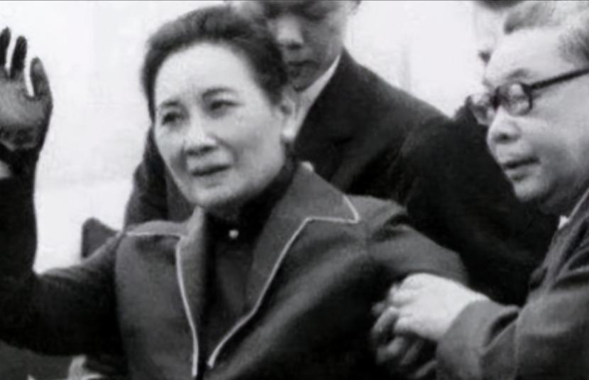 1975 年，蒋刚咽气，比蒋经国只大 12 岁的宋美龄就想独揽大权，没想到，一向