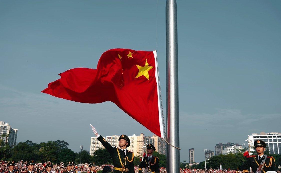 妈妈回应8岁儿子公路上敬队礼 这个国庆最打动我的画面，就是这个小男孩公路上自发敬