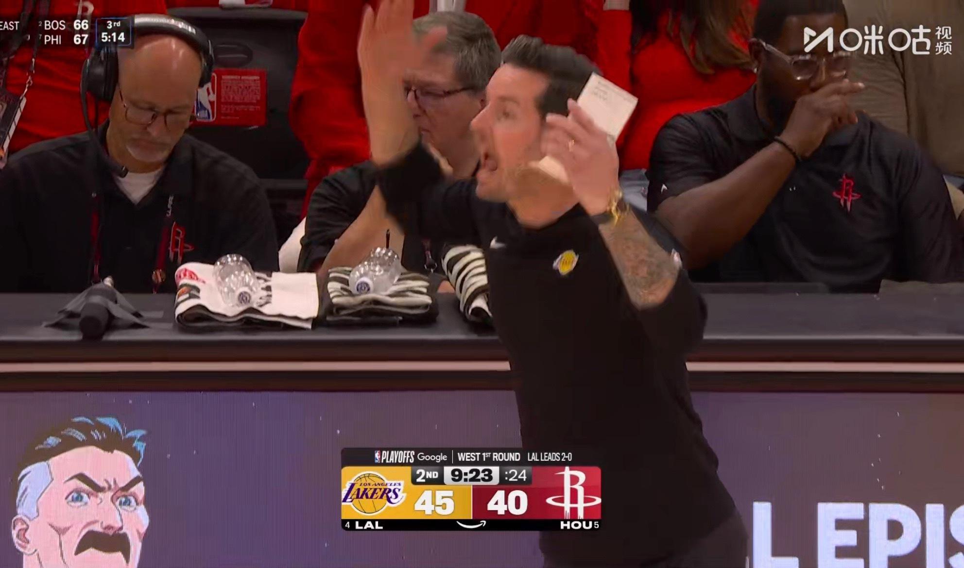 稍微碰一下湖人犯规了 