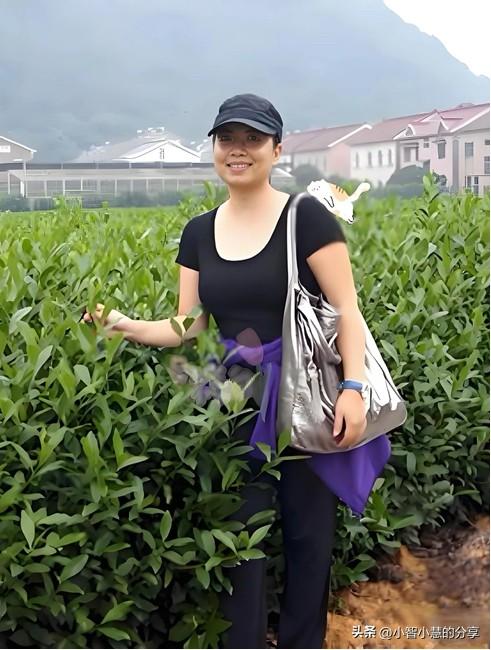 她不到160的身高，在个子上没有那么完美，但她的身材保养的好，都是中年女人了，身