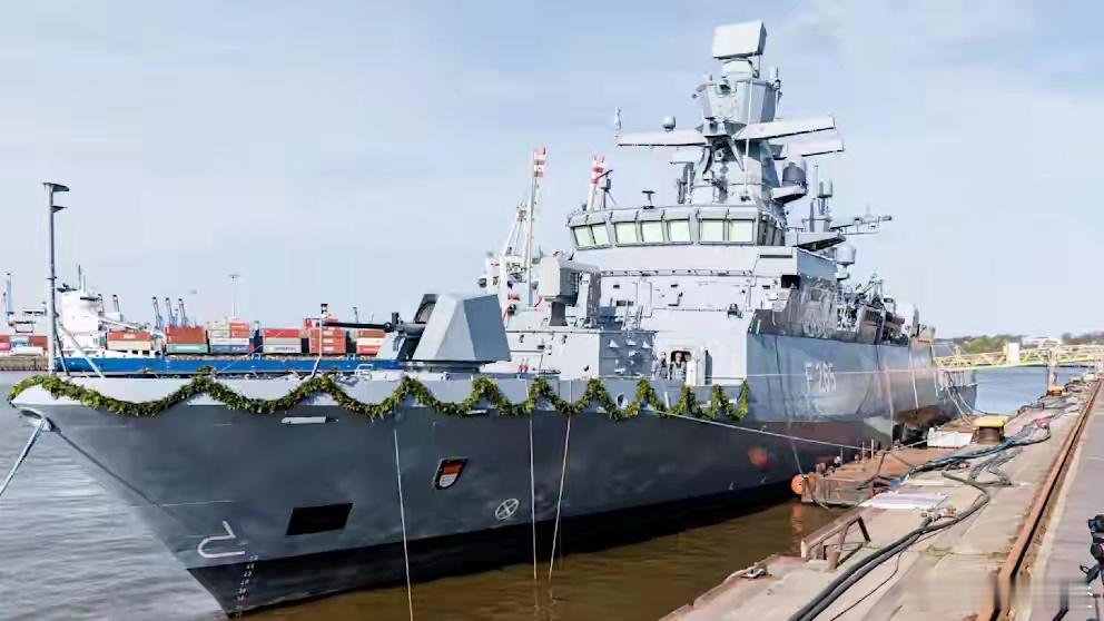 往发动机里倒钢珠？德国抓捕两名造船厂工人，差点毁掉两艘护卫舰2月3日，德国警方在