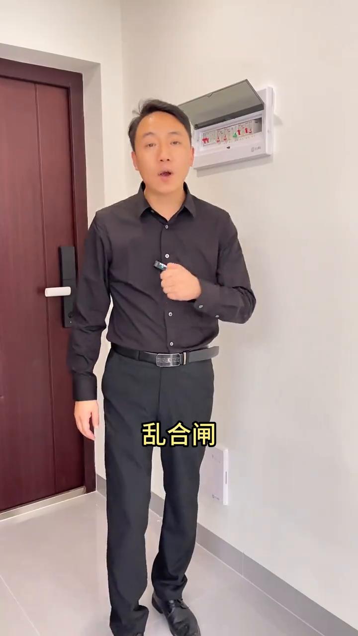 家里跳闸千万别徒手合闸，合闸瞬间电流暴涨容易起火炸燃。安全操作记住：送电先总闸后