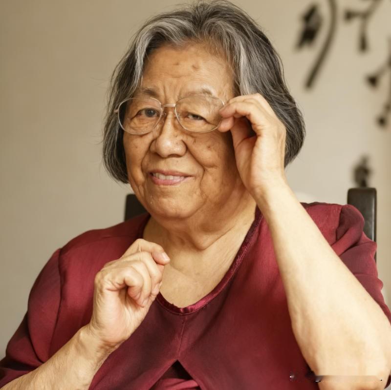 2017年，陈宝仓将军的三女儿陈禹方，一张罕见的留影，当年就是她委托同学殷晓霞，