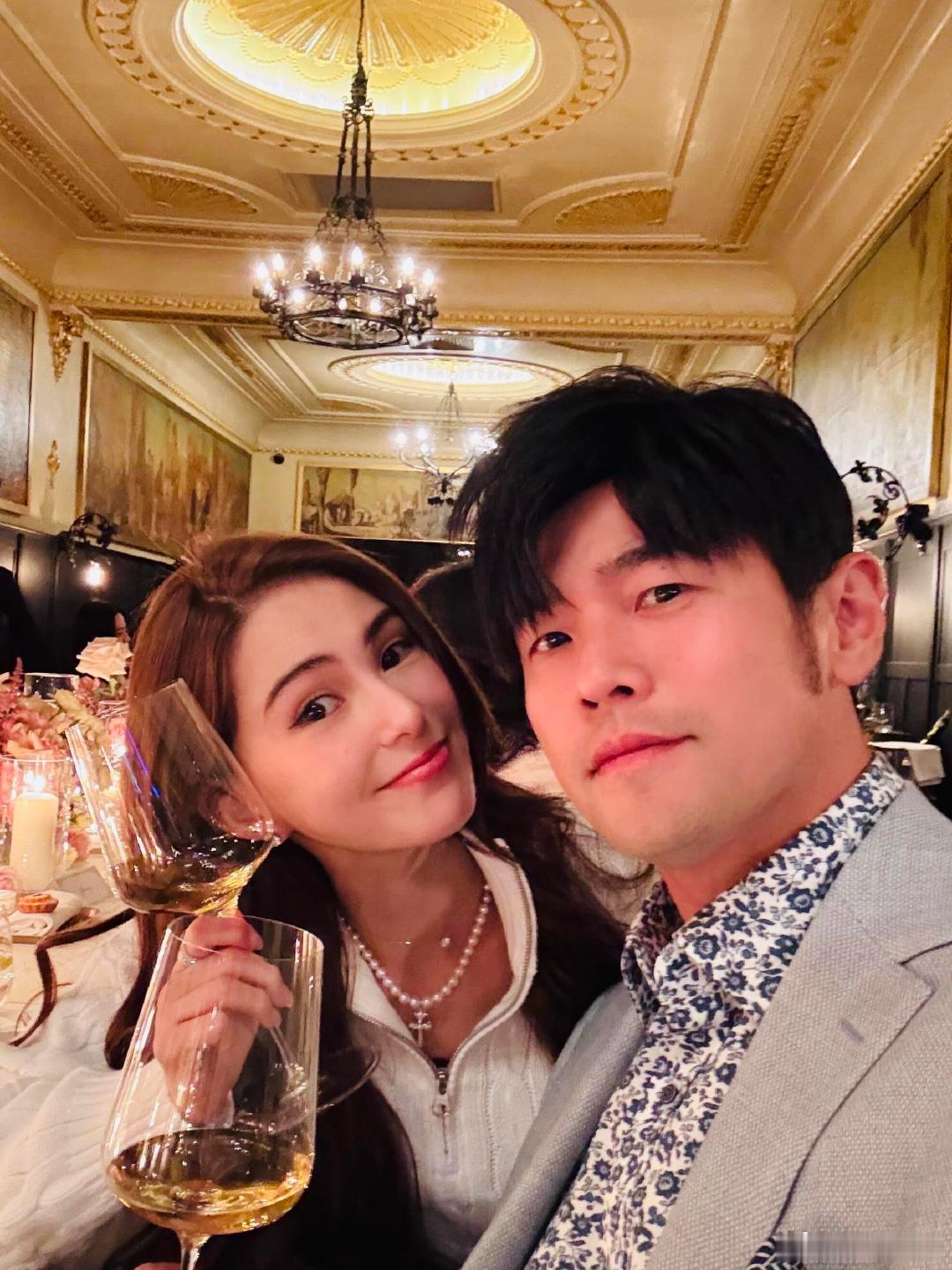 昆凌谢谢周杰伦准备的惊喜昆凌晒与周杰伦生日照周杰伦真的把老婆宠成了公主，这生日过