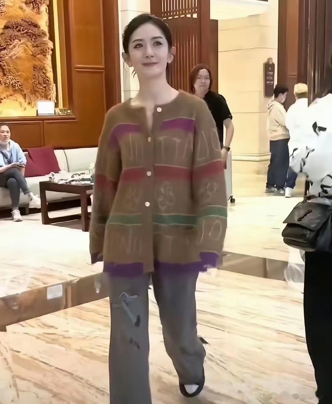 谢娜现在看起来瘦了好多，但脸上有些松弛，法令纹也变得明显了！ 