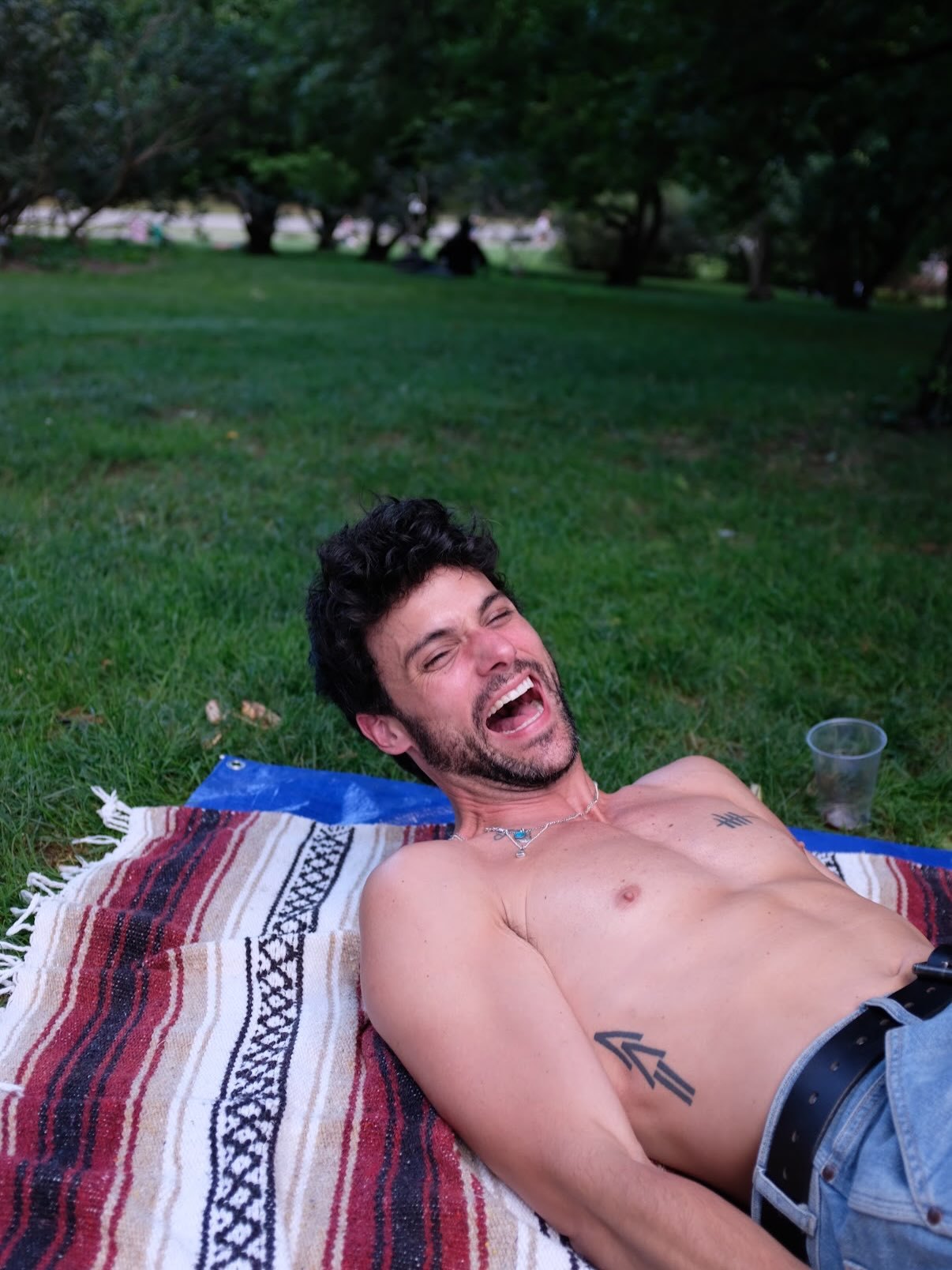 Jack Falahee 晒出与朋友们在纽约中央公园聚会照 ​​​