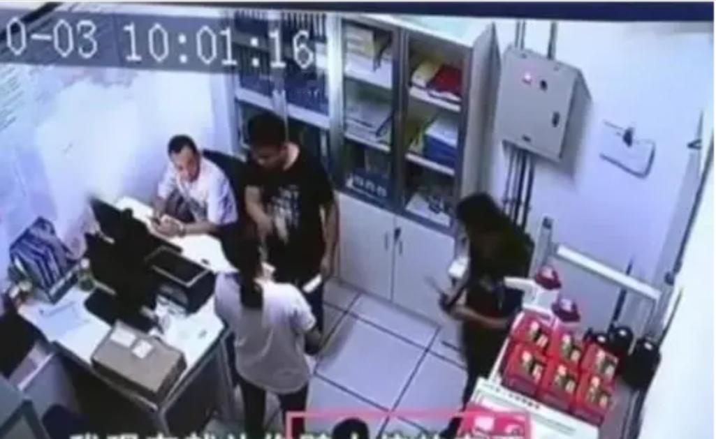 干的漂亮！四川，一女子口渴，到超市拿了两瓶饮料，当场喝完 ，她拿着空饮料瓶到门口