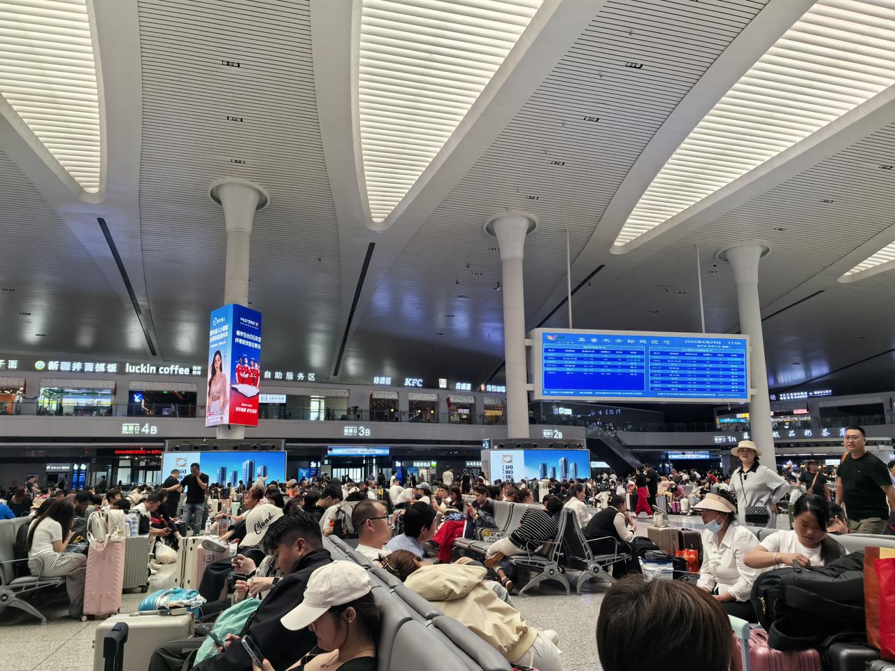 今天有幸体验一下坐火车出行。火车站人山人海一点不夸张，新疆的旅游就是这么火爆。