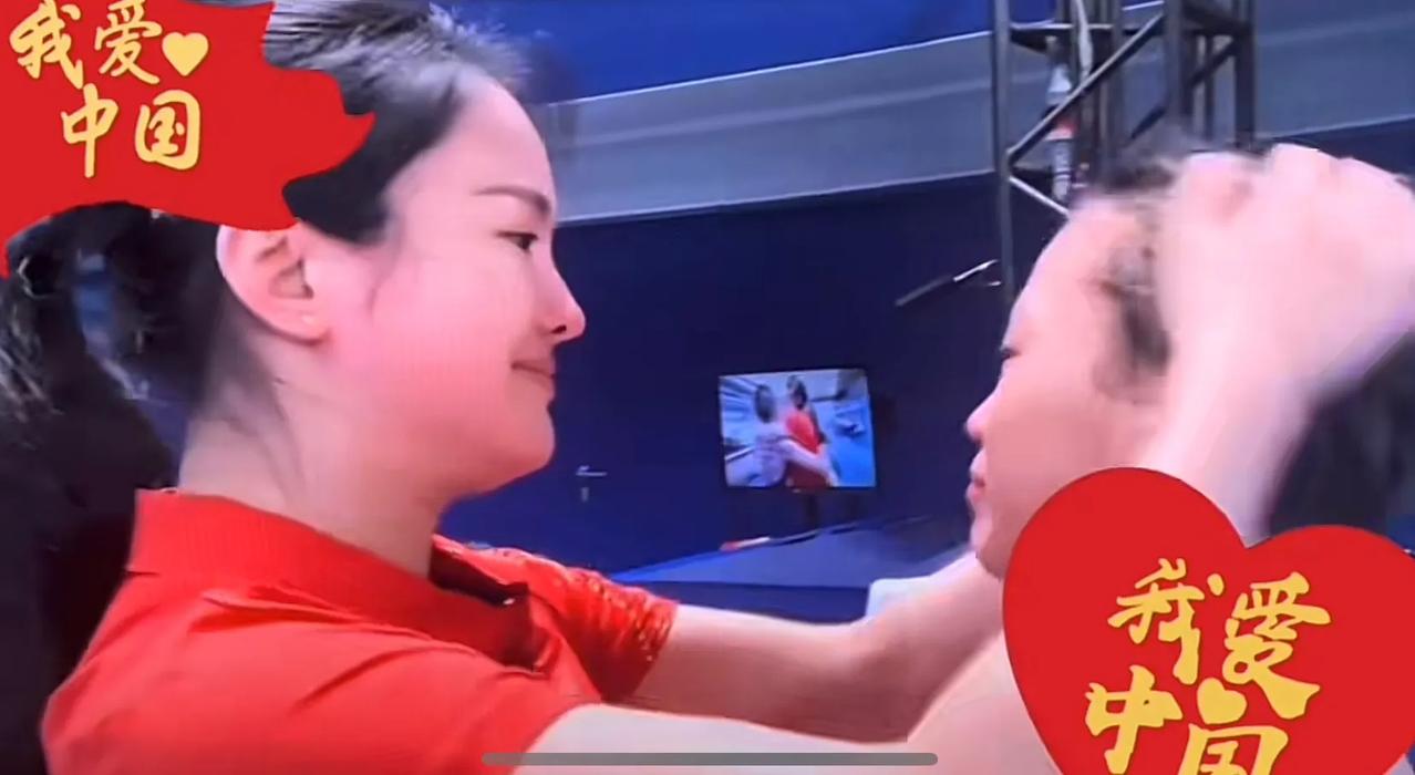 师徒俩的温暖拥抱让人感动，陈若琳，全红婵。
陈若琳，全红婵的跳水教练。既教她跳水