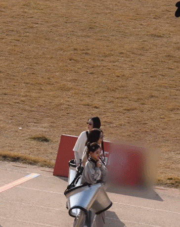 什么综艺让3个女明星穿铁裤衩高叶、周冬雨、祝绪丹在《周五晚高疯》里上演“铁裤衩螃