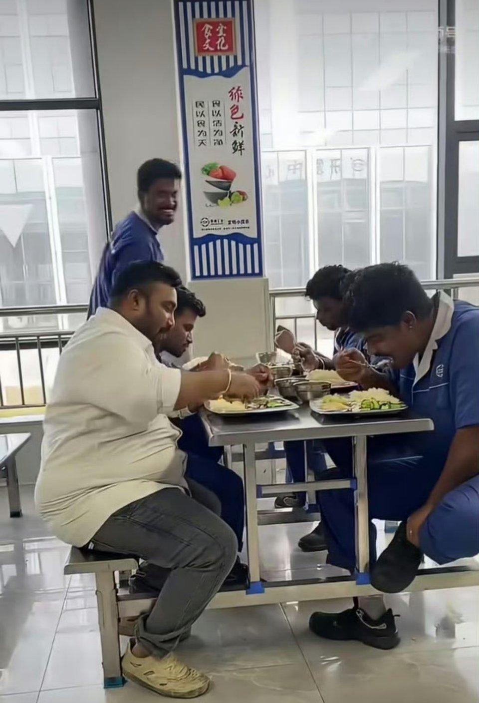 都说入乡随俗，可是印度工人似乎很难做到。这是浙江一家企业食堂，公司的印度员工在用