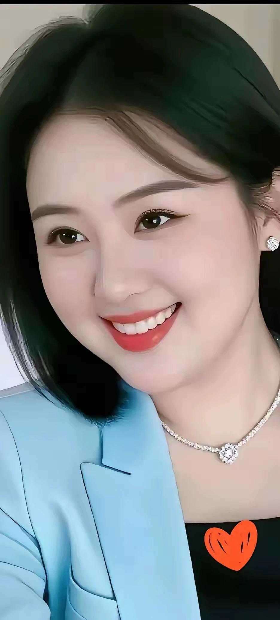 姑娘最近挺开心，
头条找到好知音。
谈情说爱诉衷肠，
笑靥如花待成亲。