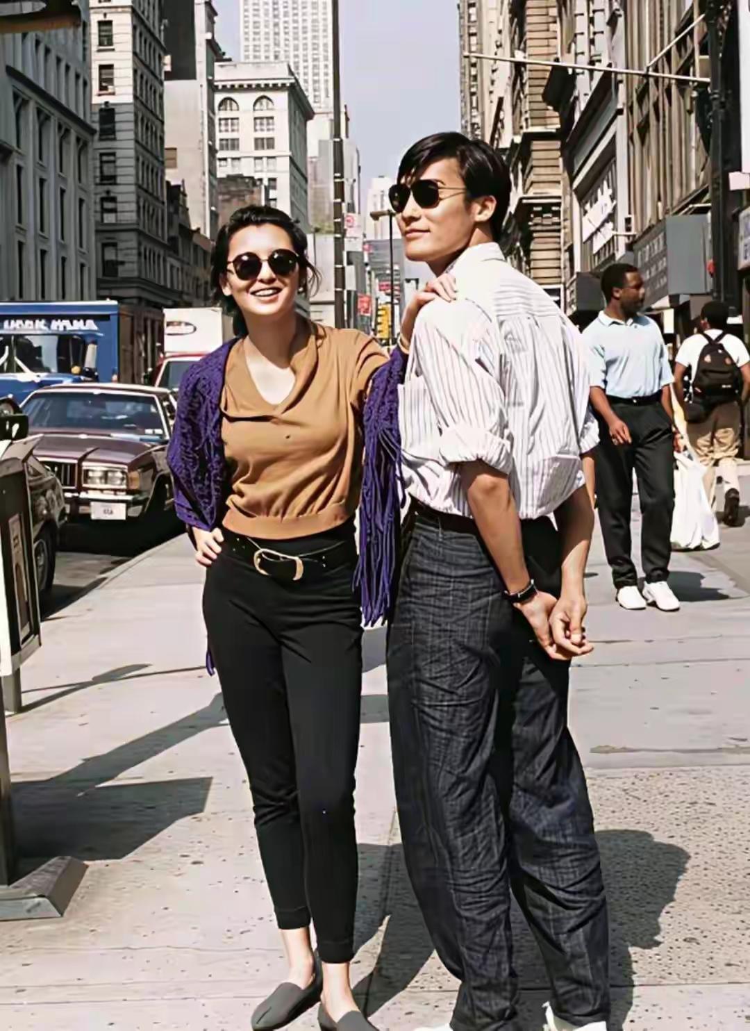 繁华街头，携手同行。1990年的一张合影非常金贵，那时候真年轻漂亮，还认识这二位