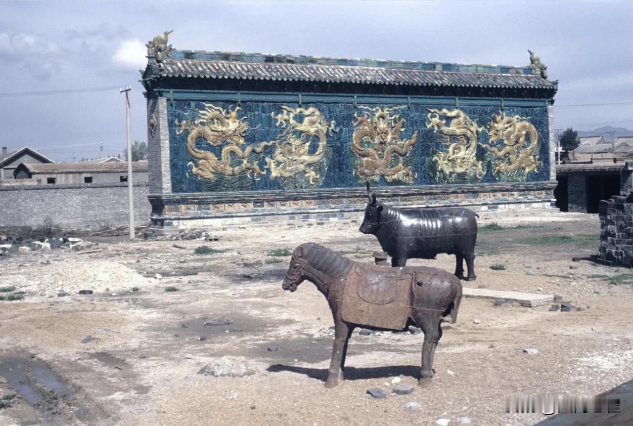 善化寺西园三件文物的最后归宿
上个世纪九十年代前，大同善化寺西园有三件文物。铁牛