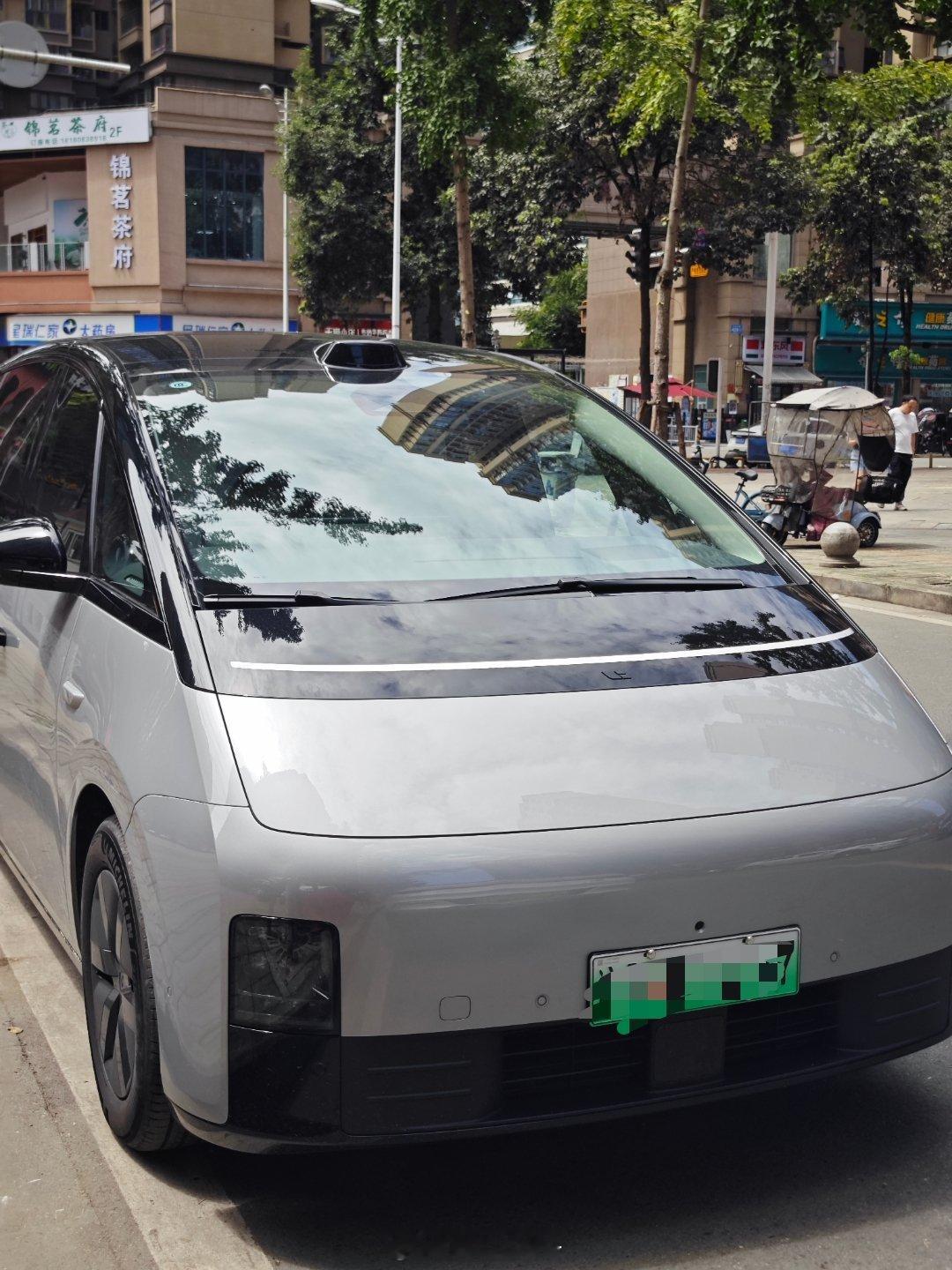 MPV带来的大空间以及舒适度确实还是比任何行政级的SUV或轿车，来得更直接。 ​