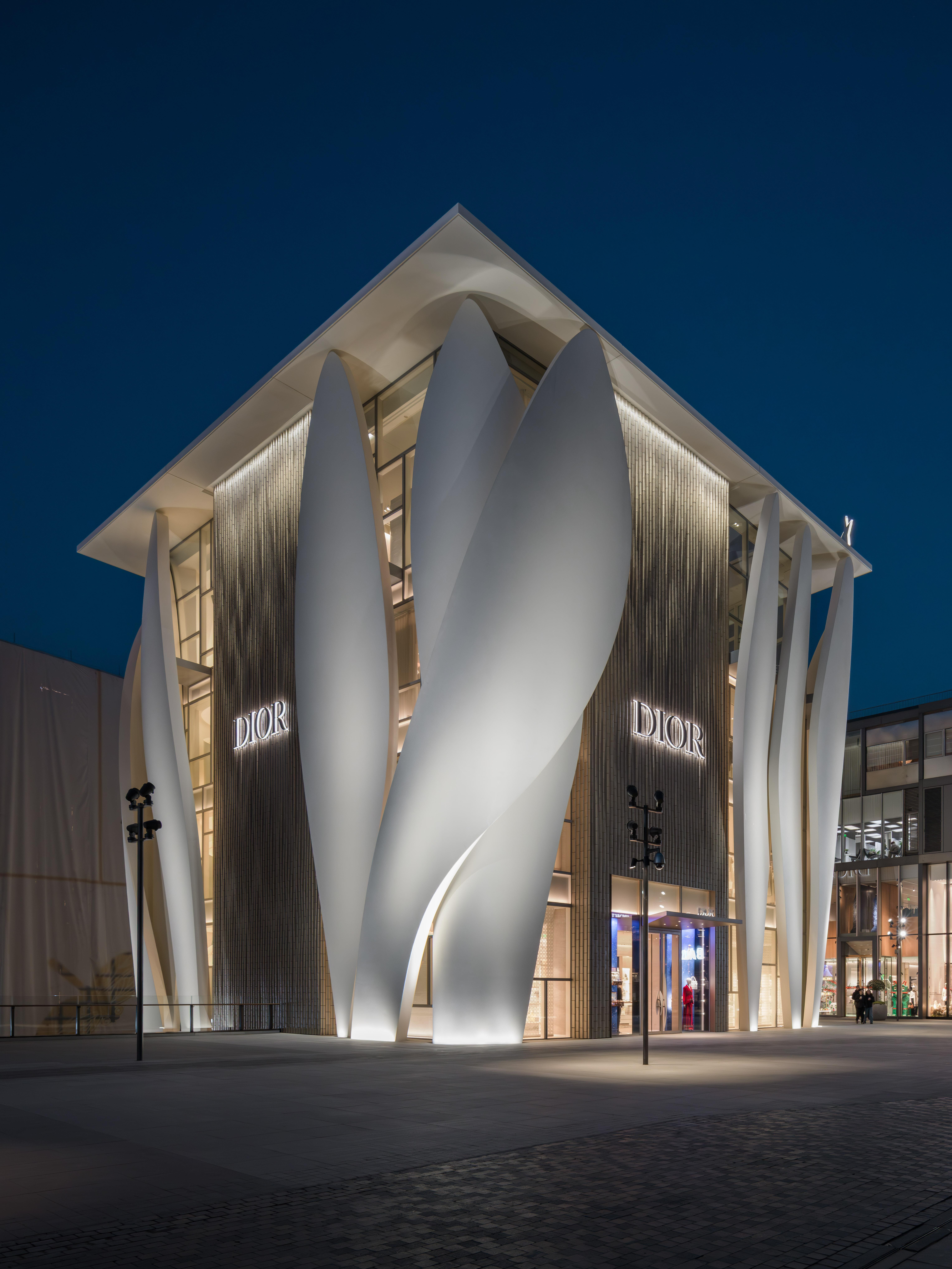 迪奥高订花瓣在三里屯绽放作为克里斯汀迪奥老先生钟爱的元素 ，花瓣早已融入迪奥高订