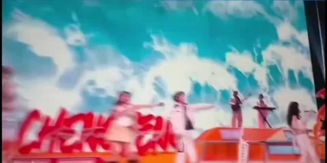 假拉
虽然一眼就能看出来是假拉，但姐姐状态颜值实在能打，氛围感直接拉满，美就完事
