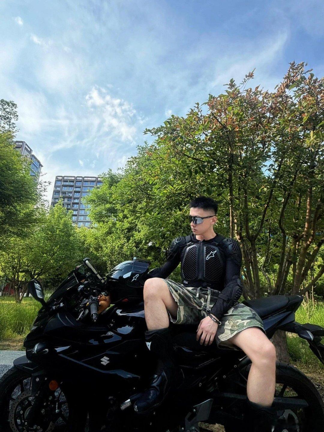 很喜欢看肌肉男类型哦体育生