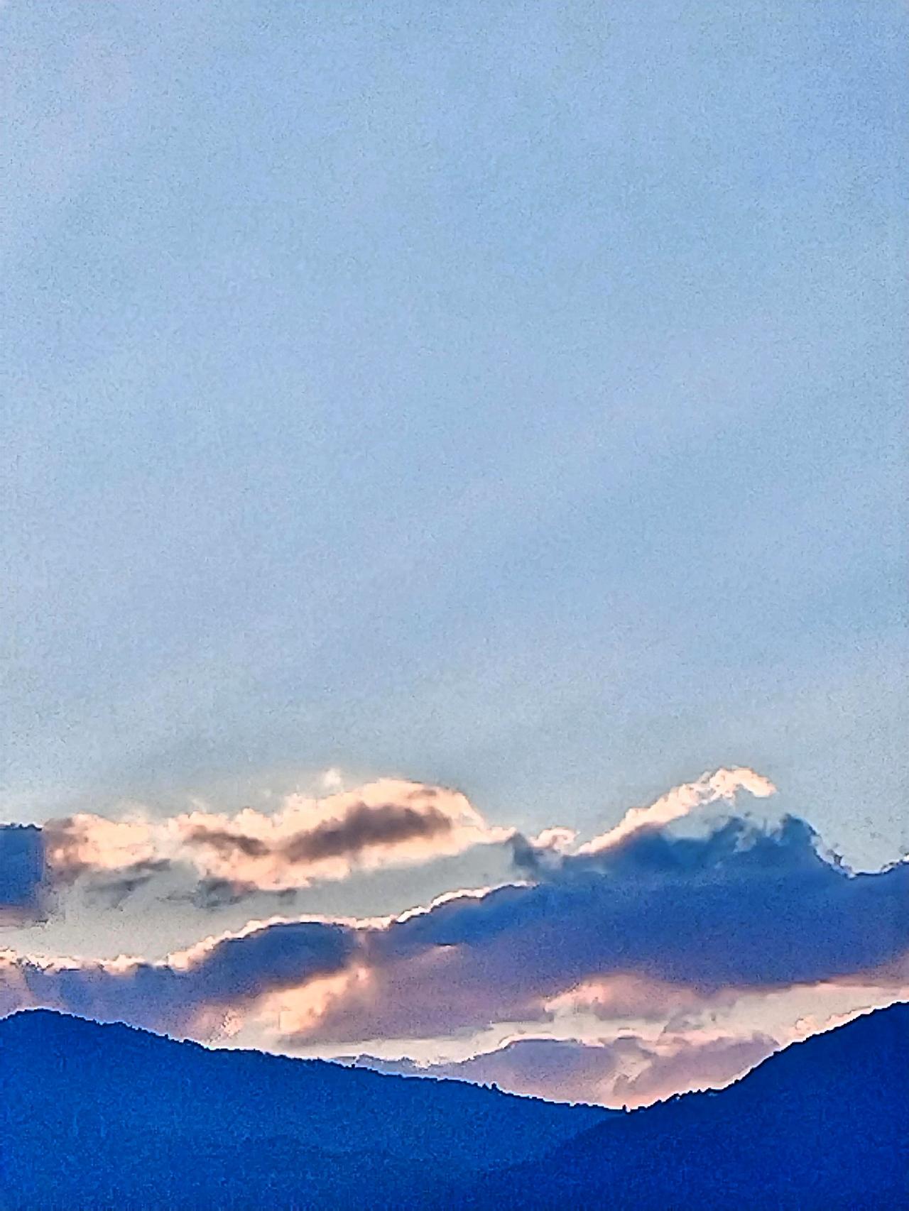 冬日生活打卡季 夕阳下的云彩真美啊！大自然的魅力它们像是被打翻了的调色盘，肆意地