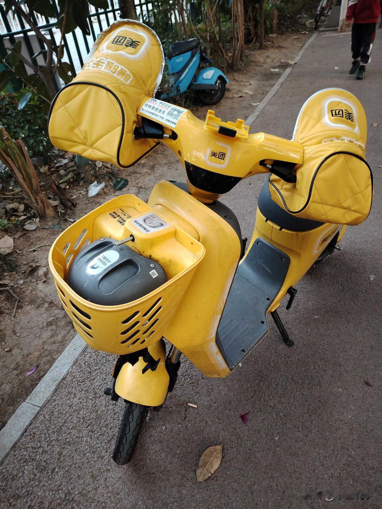 冬天的美团共享电动车有防寒手套
冬天越来越冷了，骑个共享电动车除了要裹紧羽绒服以