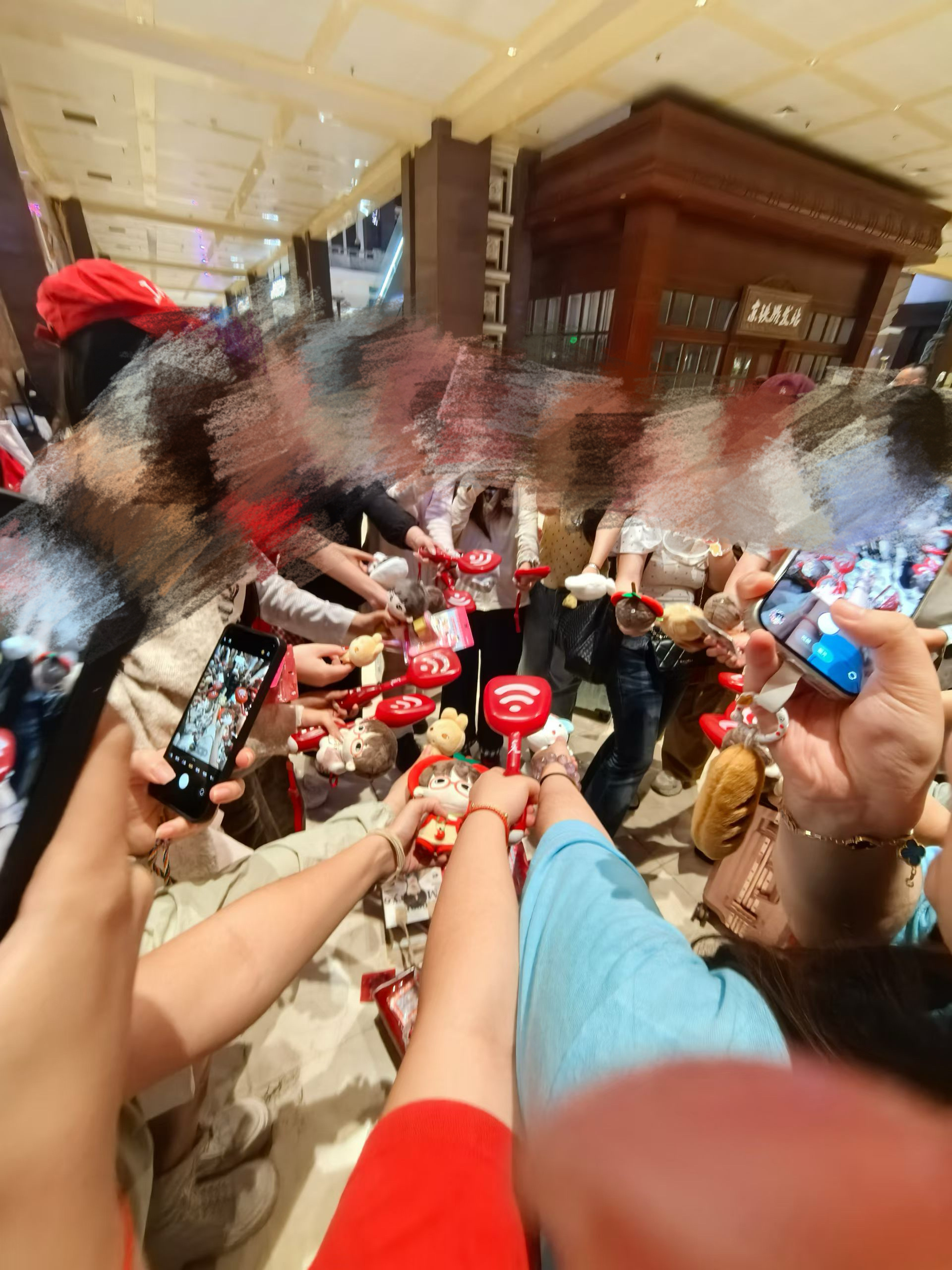 继首都机场后 又来占领北京站了好多人呀～