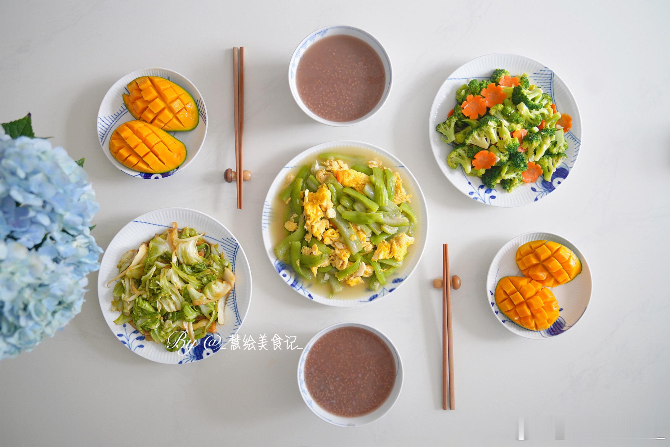 周五好[鲜花]早饭丝瓜炒鸡蛋、蒜蓉西蓝花、清炒卷心菜、杂粮粥、芒果~ ​​​