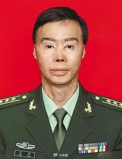 他是——人民英雄梁强这才是我们应该追的星！梁强回家探亲时遇到了一场车祸，他冒着生