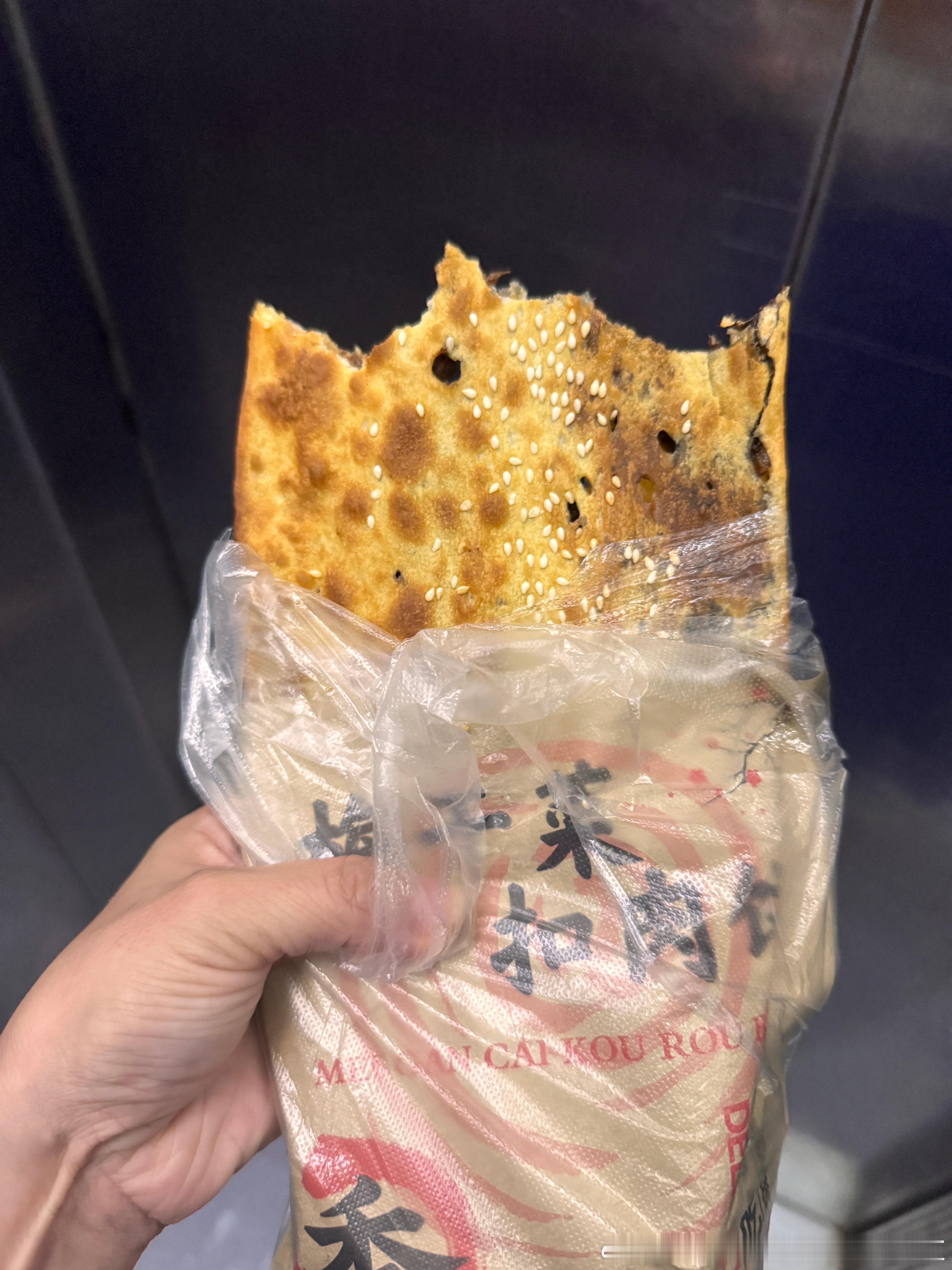 狗宝妈给我带回来一个又大又酥又脆又香的饼。在电梯里就迫不及待的炫了。好饼一定要趁