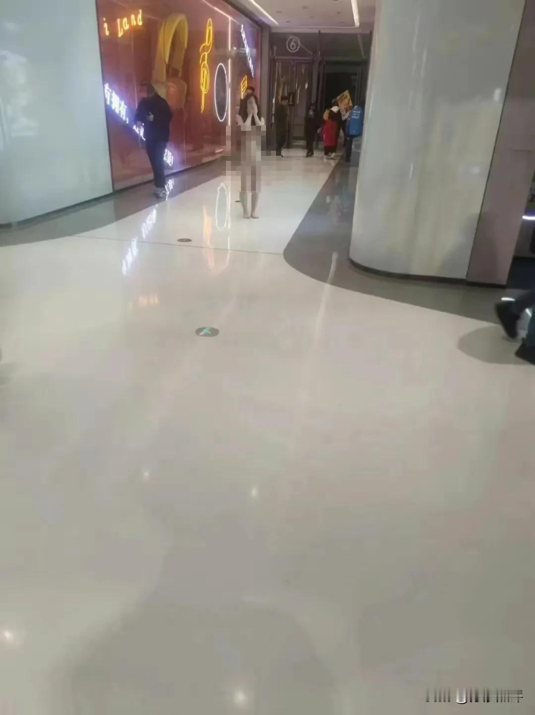 辣眼睛！3月25日，武汉，一妙龄女子在商场裸奔，时而捂着脸向行人靠近，时而在前台
