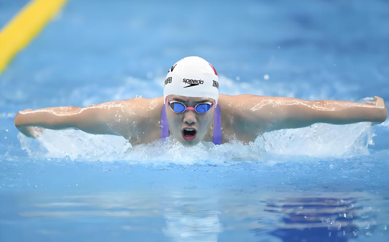 蝶泳换气与身体波浪的无缝配合方法！泳教头 | 泳讲堂：蝶泳换气与身体波浪的无缝配