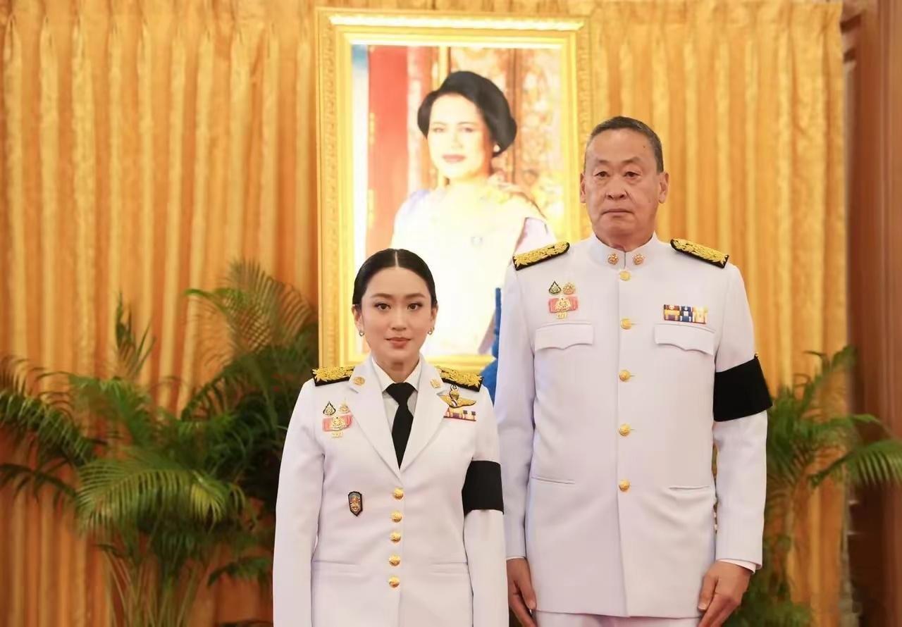 泰国前总理佩通坦和赛塔出席王太后的悼念仪式。 ​​​