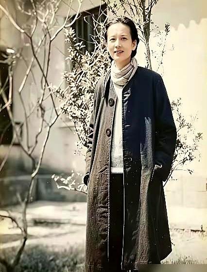梁从诫把投诉信重重拍在桌上，指着电视画面发火：“我母亲根本不是这样的人！”

当