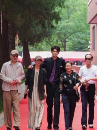 蒋勤勤晒大儿子毕业照 蒋勤勤这一波晒照真的太戳心了，从襁褓到毕业典礼，十几年浓缩